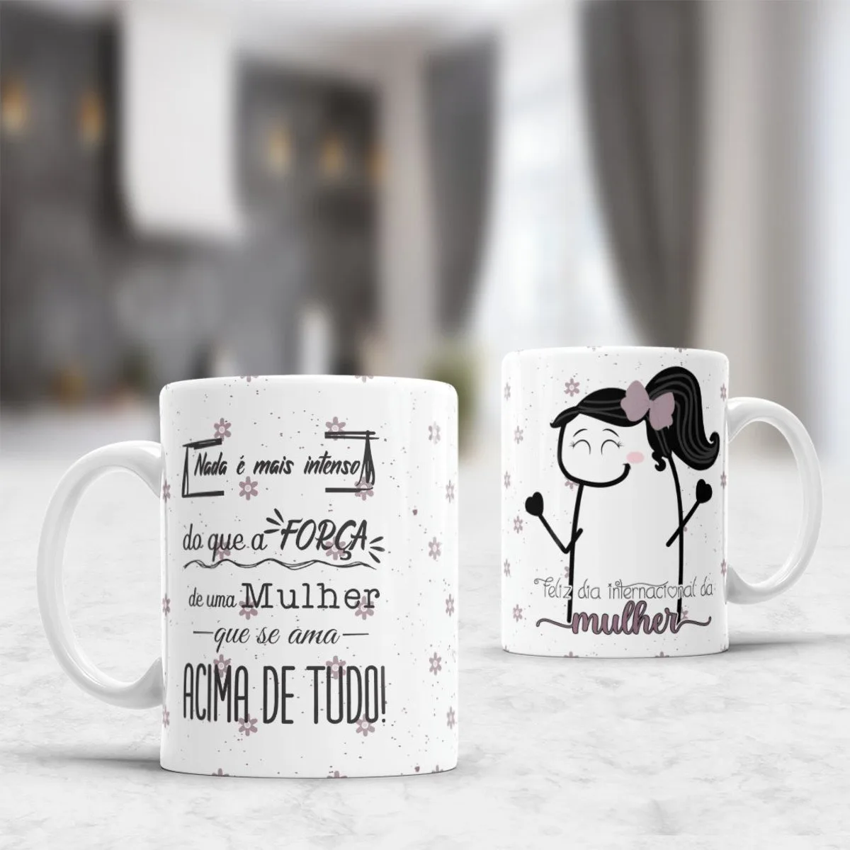Duas canecas brancas com estampas de frases e figuras celebrando a força feminina.
