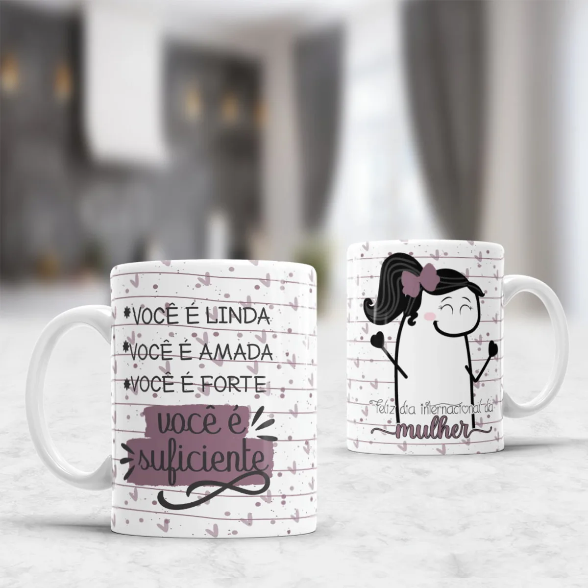 Duas canecas brancas com frases de autoafirmação e ilustração de uma mulher sorrindo.