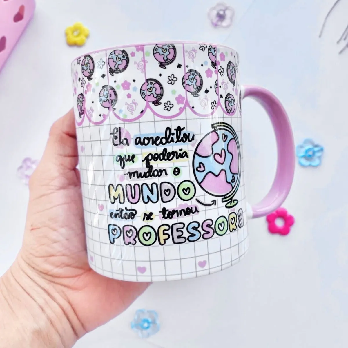 Arte digital com frase sobre professora, globos e corações em fundo quadriculado