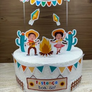 Kit Digital Junino 3 Topo de bolo temático com ilustrações de festa caipira sobre base branca circular