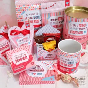 Arte digital com caixas, caneca, lata e doces em tons rosa