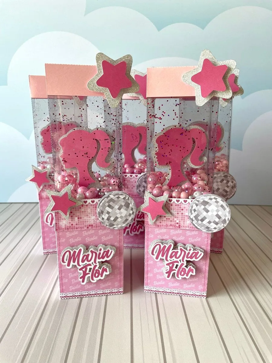 Caixas acrílicas decoradas em tons de rosa com estrelas e silhuetas.