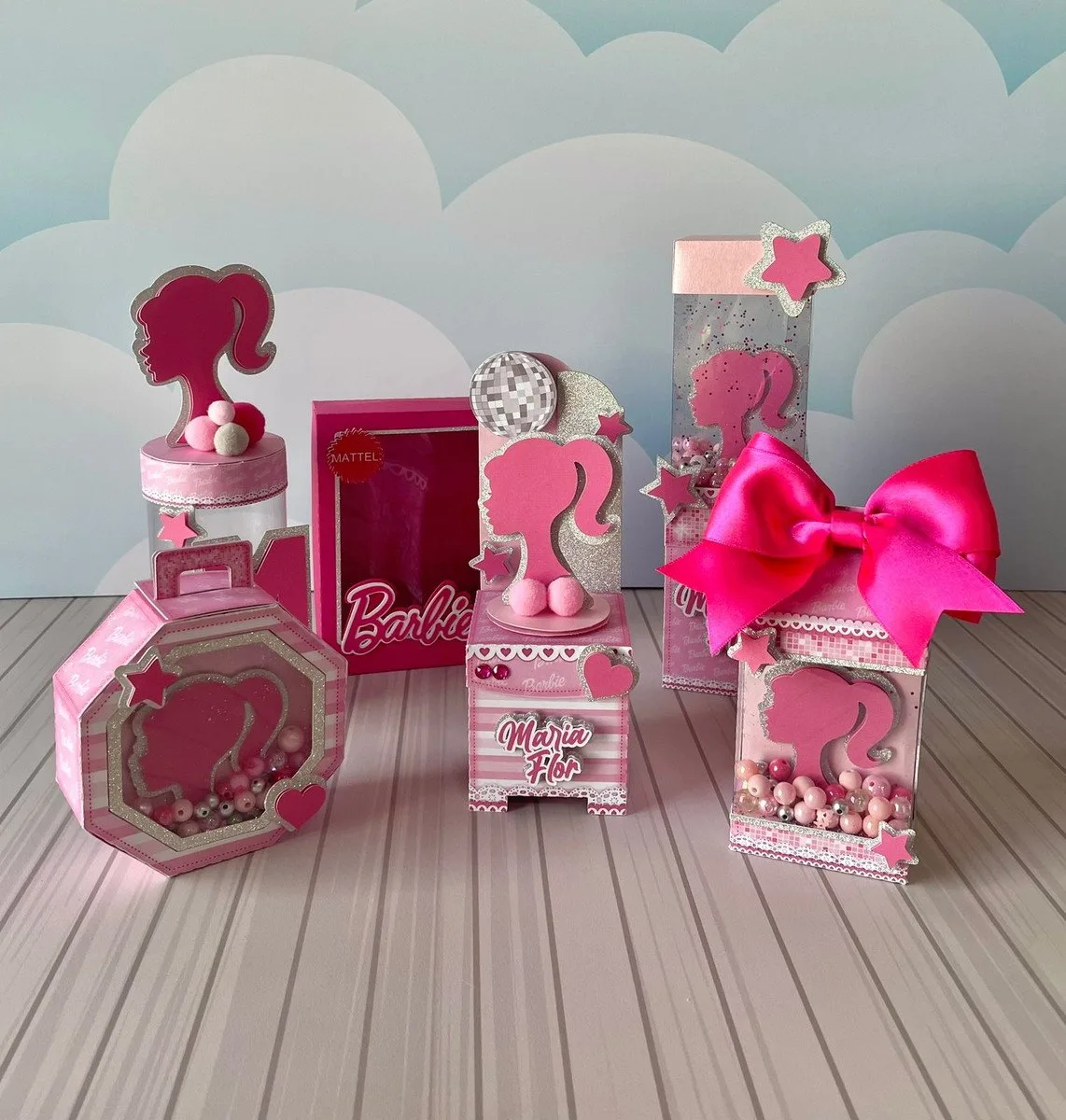 Conjunto de caixas personalizadas decoradas com tons de rosa e glitter prateado.