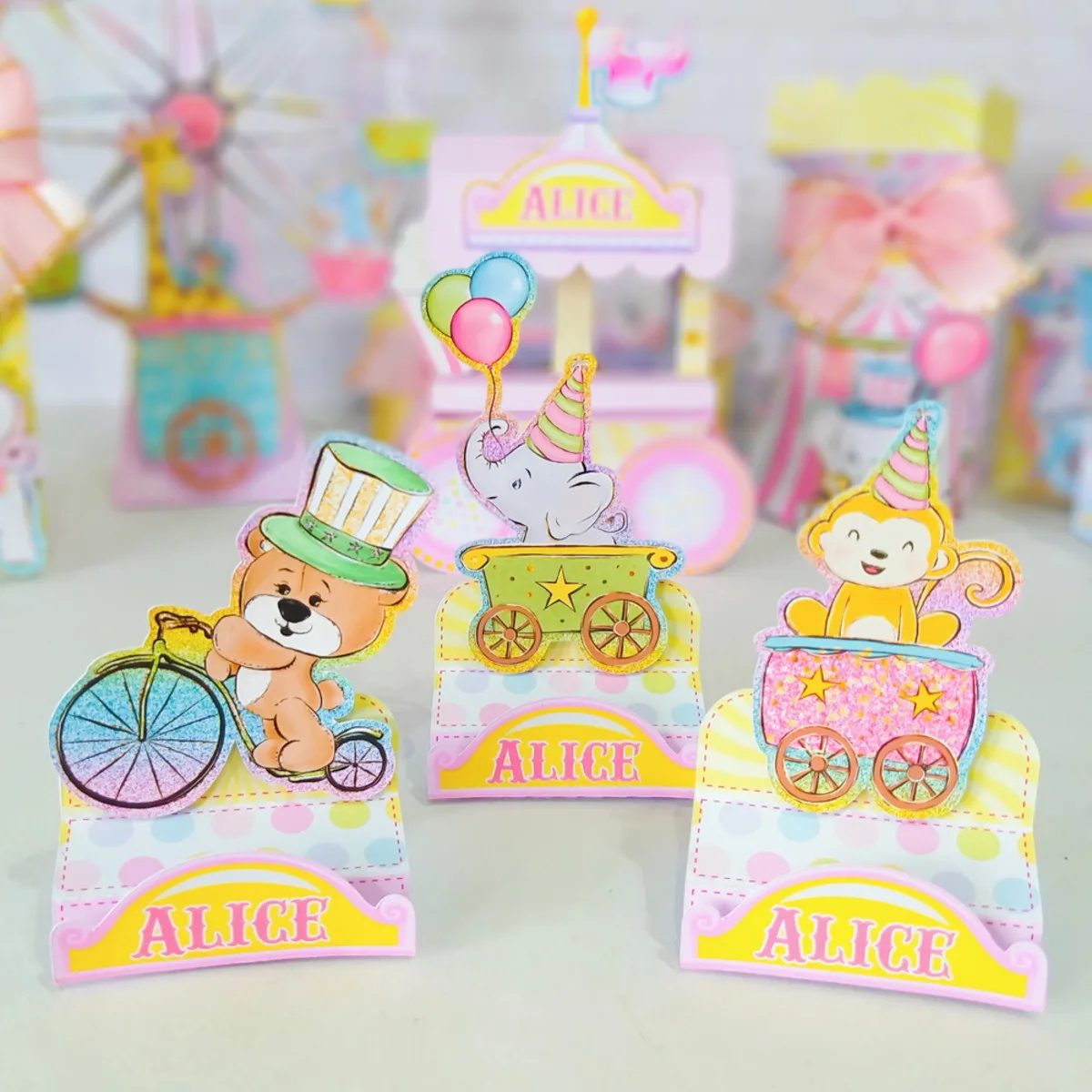 Artesanato de papel com animais de circo em suportes coloridos para festa.
