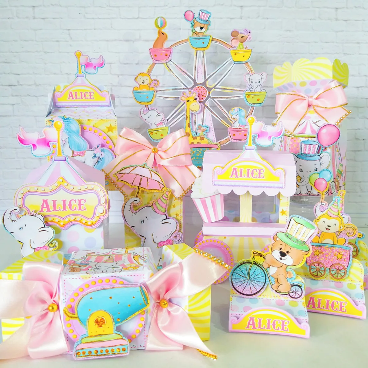 Conjunto de caixas personalizadas temáticas de circo com animais fofos e laços rosa.