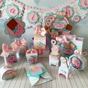 Decoração de festa infantil personalizada com temas de doces, cupcakes e tons pastéis