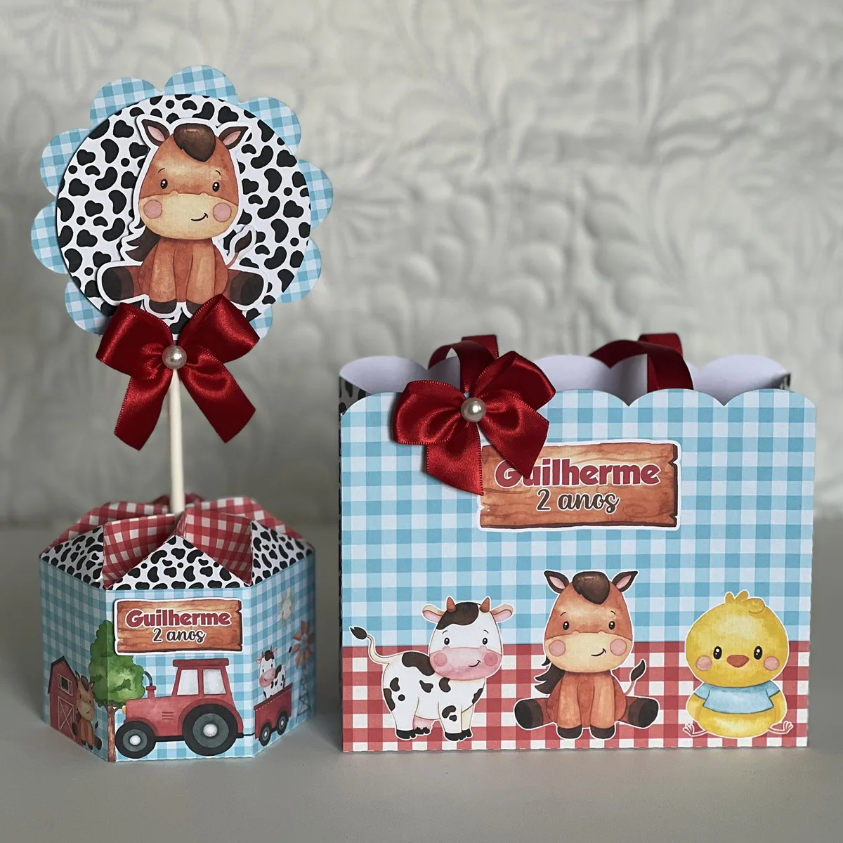 Decorações de festa com tema fazenda, caixas de papel e topo de mesa.