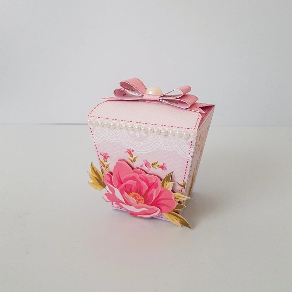 Kit Festa Floral Rosa 2 Caixa rosa decorada com laço, pérolas e flores, em fundo branco.