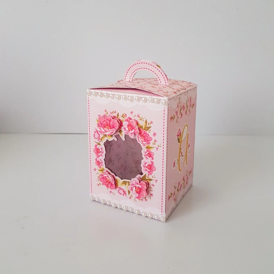 Kit Festa Floral Rosa 5 Caixa decorada rosa com estampa floral, janela frontal e detalhes de pérolas.