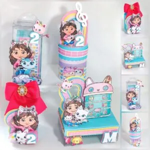 Decoração de mesa personalizada com personagens de menina e gatinhos em tons pastéis.
