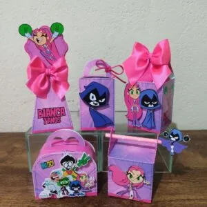 Conjunto de caixas de papel decoradas com personagens infantis coloridos e laços rosa