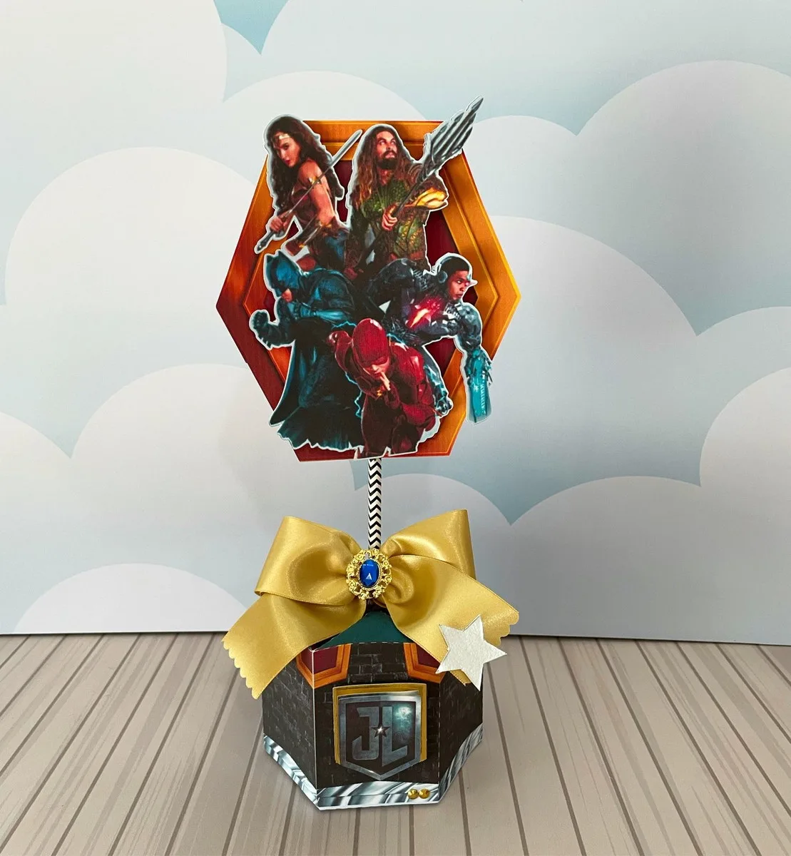 Kit Festa Liga da Justiça 2 Arte digital com recorte hexagonal de heróis, laço dourado e base decorada