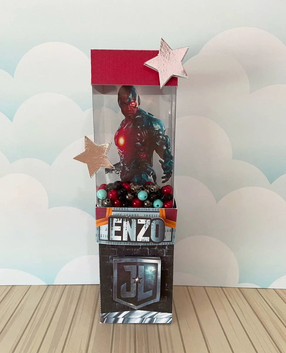Kit Festa Liga da Justiça 3 Arte digital de caixa vertical com figura iluminada, estrelas e esferas coloridas