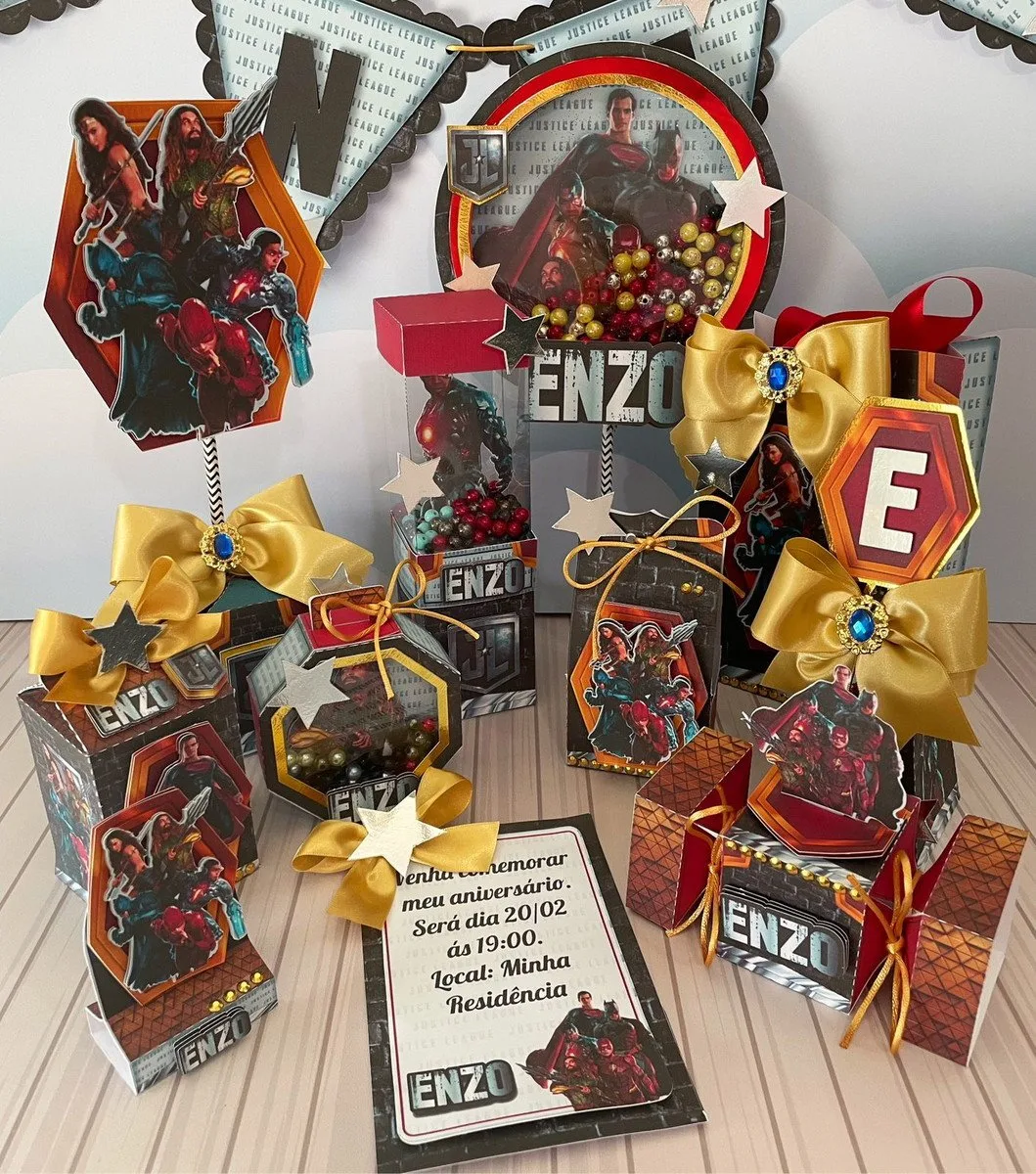 Kit Festa Liga da Justiça 1 Conjunto de decorações personalizadas de festa temática de super-heróis sobre uma mesa.