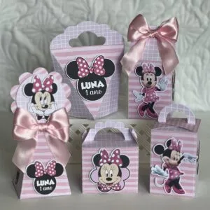 Conjunto de caixas de papel rosa com estampas e laços inspirados em personagem.