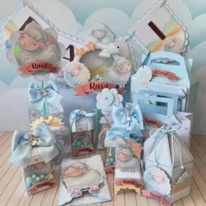 Kit de lembrancinhas personalizadas com tema de ovelhinhas em tons azul pastel.