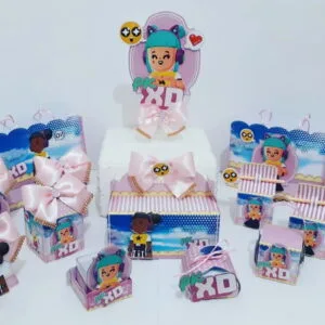 Kit de festa personalizado com personagens coloridos, laços de fita rosa e caixas decoradas.