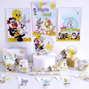 Decoração de festa infantil com cartazes e lembrancinhas temáticas de personagens de desenho animado.
