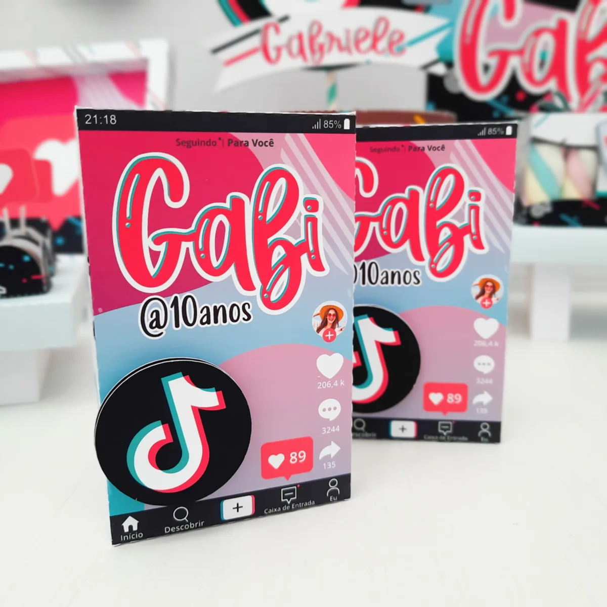 Kit Festa Pronta TikTok 2 Dois cartões impressos com design de rede social e tema de aniversário infantil colorido.