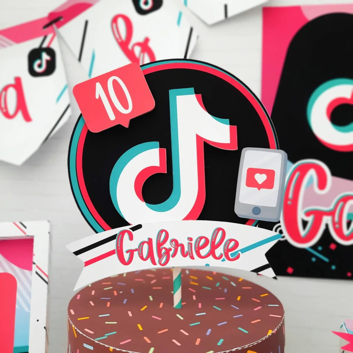 Kit Festa Pronta TikTok 1 Topo de bolo circular com ícone musical, número dez e nome personalizado colorido.