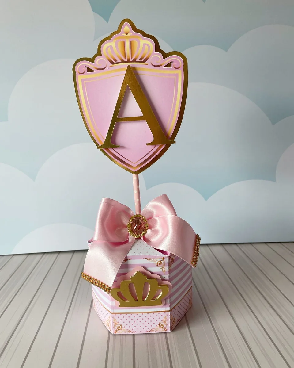Kit Festa Realeza Menina 2 Topo de bolo rosa com escudo, coroa, letra A, laço e base listrada.
