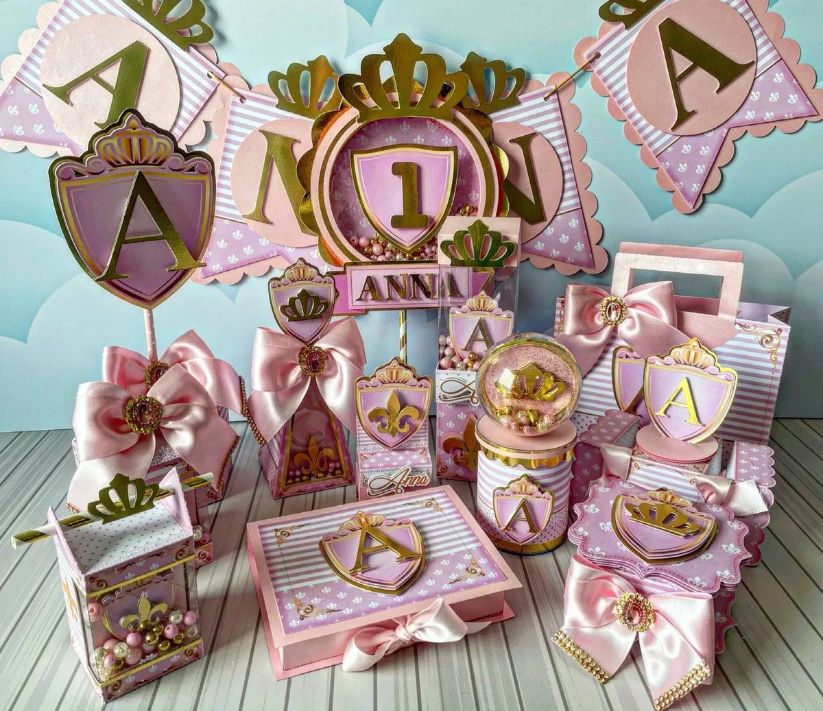 Kit Festa Realeza Menina 1 Conjunto de decoração infantil rosa e dourado com coroas, escudos e laços
