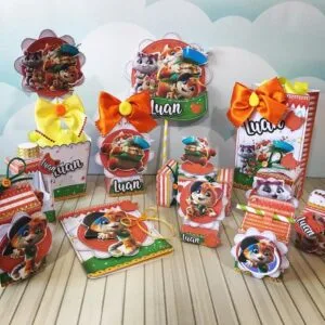 Kit Festa Só um bolinho 44 Gatos Menino 10 Decoração de festa infantil com tema de gatos em caixinhas coloridas e laços laranjas.