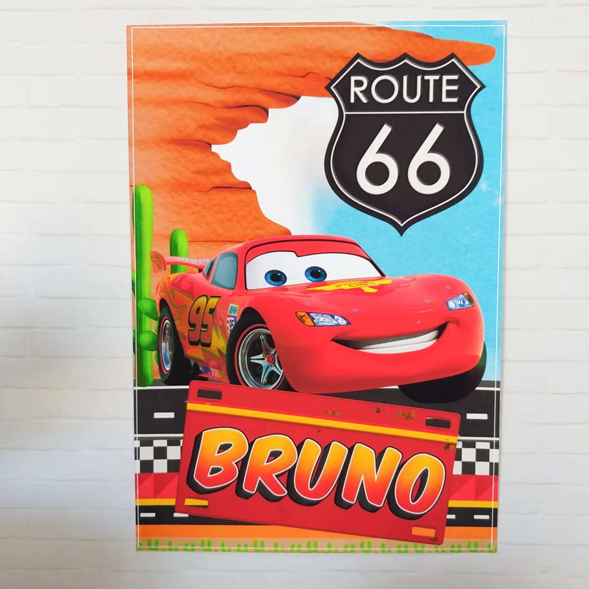 Ilustração infantil com carro de corrida vermelho e placa de sinalização de rodovia.