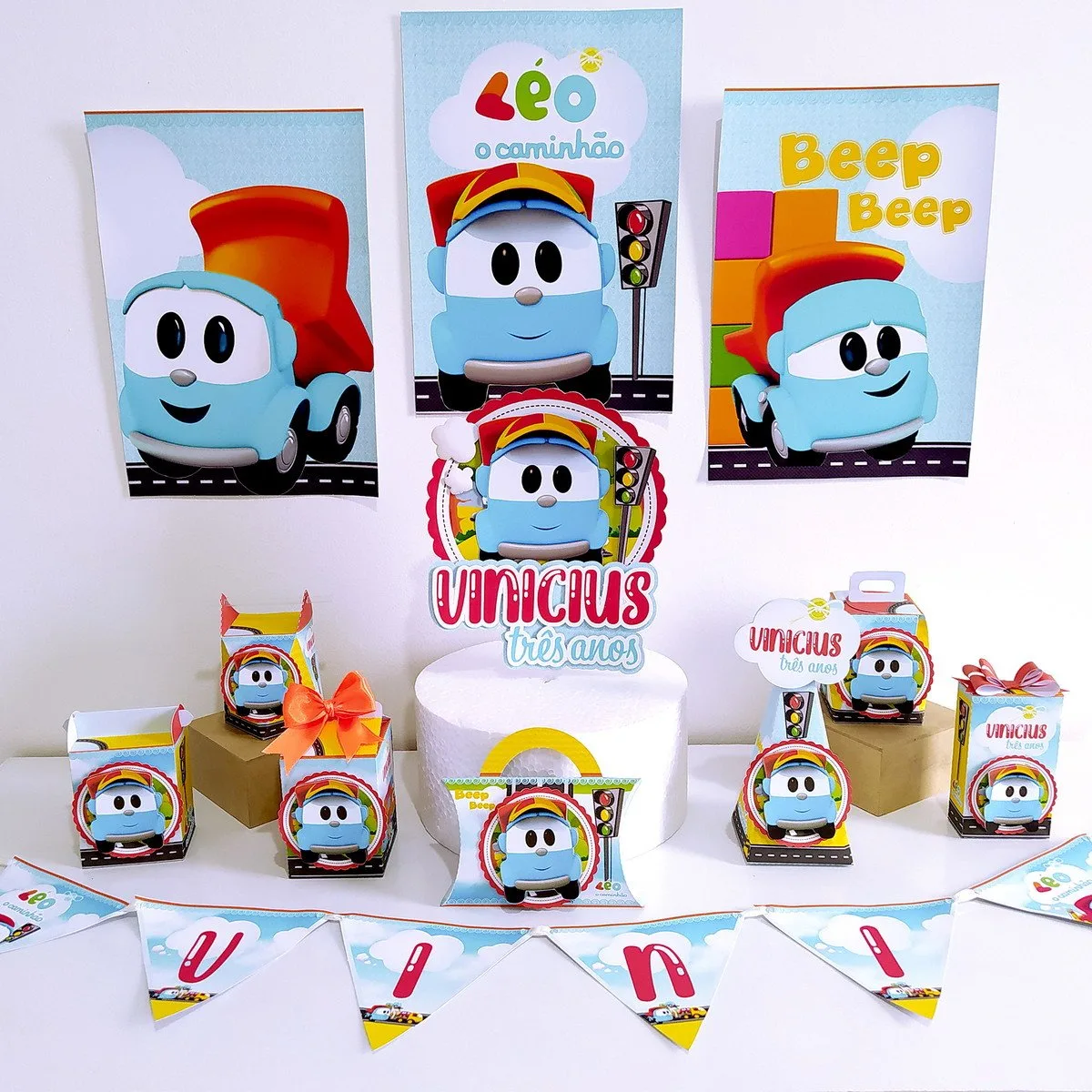 Kit Festa Só um bolinho Leo o Caminhão 1 Decoração de festa infantil com tema de caminhãozinho azul e itens personalizados.