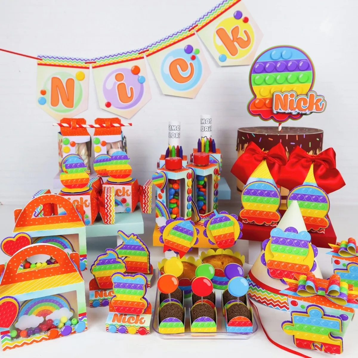 Decoração de festa temática colorida com elementos sensoriais em formato de bolhas vibrantes.
