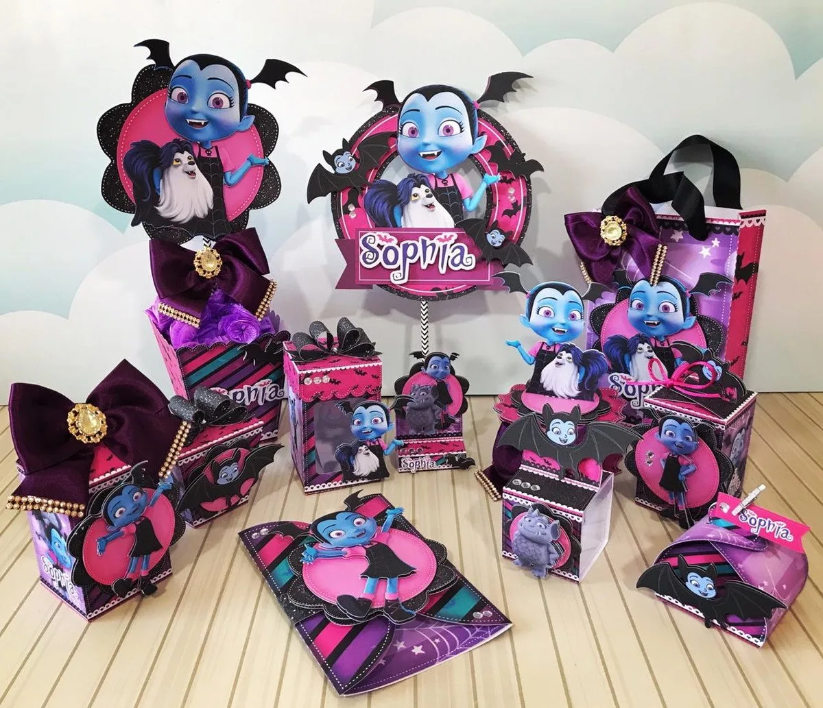 Kit de festa personalizado com tema de vampira em tons rosa e preto.