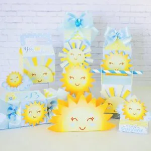 Caixas de papel azuis e amarelas com sóis sorridentes e laços