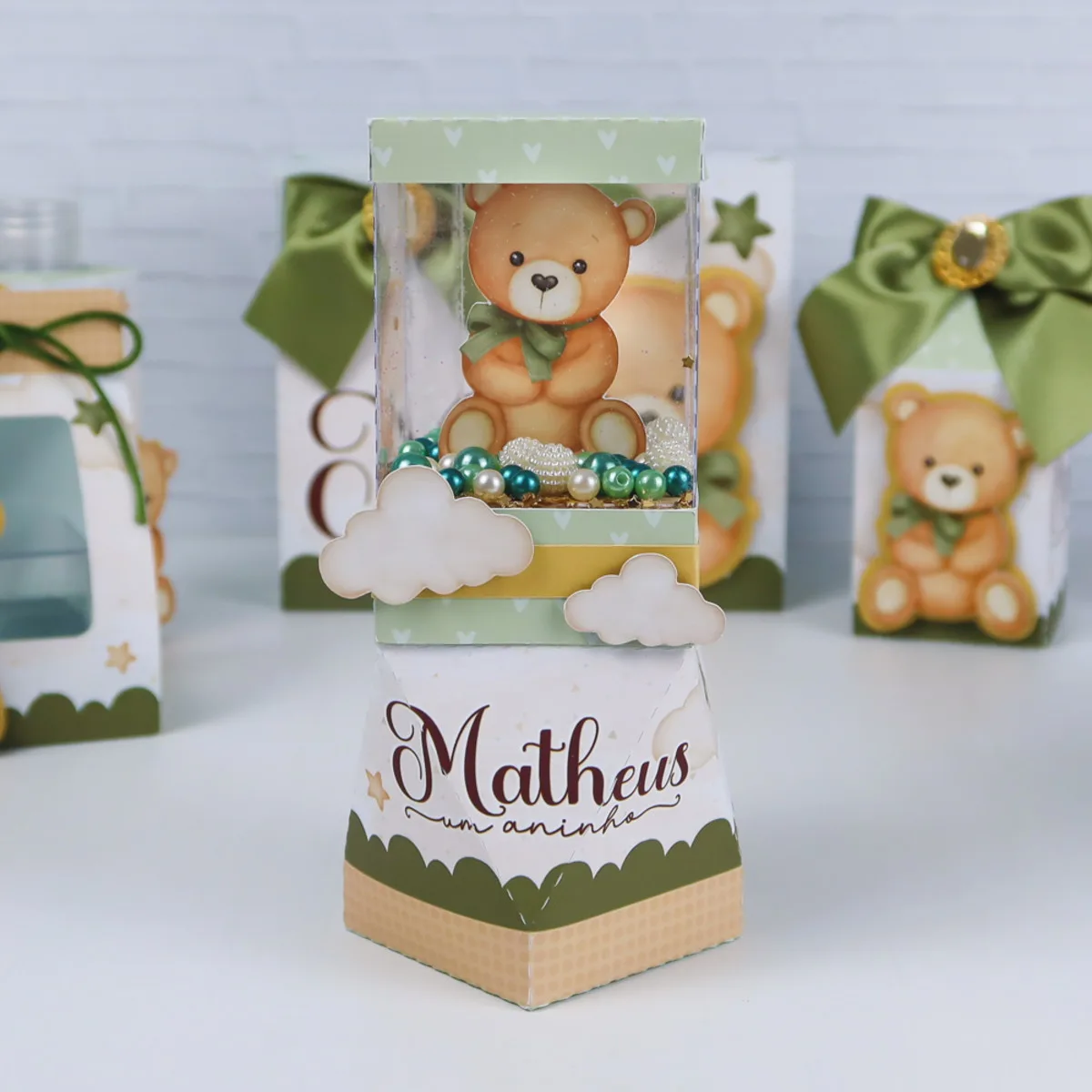 Caixa decorativa personalizada com urso, nuvens, pérolas e texto de aniversário infantil.