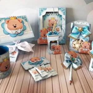 Composição visual com ursinho de coroa e itens azuis e brancos