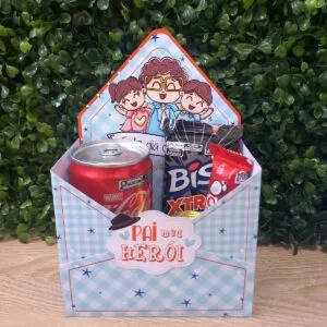 Cesta personalizada de papel contendo refrigerante e chocolates com estampa ilustrada de família.