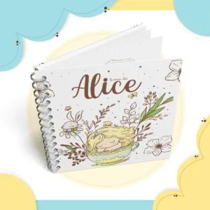 Caderno espiral com capa ilustrada contendo desenhos de flores e uma menina.