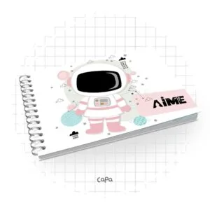 Caderno espiral com ilustração de astronauta em tons de rosa sobre fundo claro.