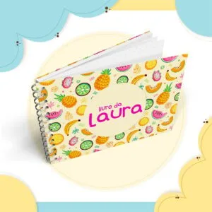 Caderno espiral com capa personalizada com estampas coloridas de diversas frutas tropicais ilustradas.
