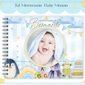 Arte digital com moldura circular contendo foto de bebê em fundo azul claro ilustrado.