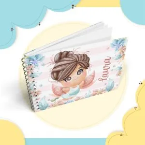 Caderno espiral horizontal com ilustração de fada e flores em tons pastéis.