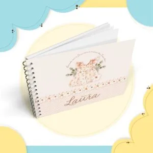 Livro Mêsversário Menina Cristã 22 Caderno de capa dura com espiral metálica, ilustrado com vestido e texto em fundo claro.