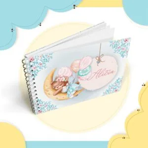 Livro Mêsversário Ursinha Aquarela 26 Caderno de capa dura com ilustração infantil em aquarela sobre fundo decorado.