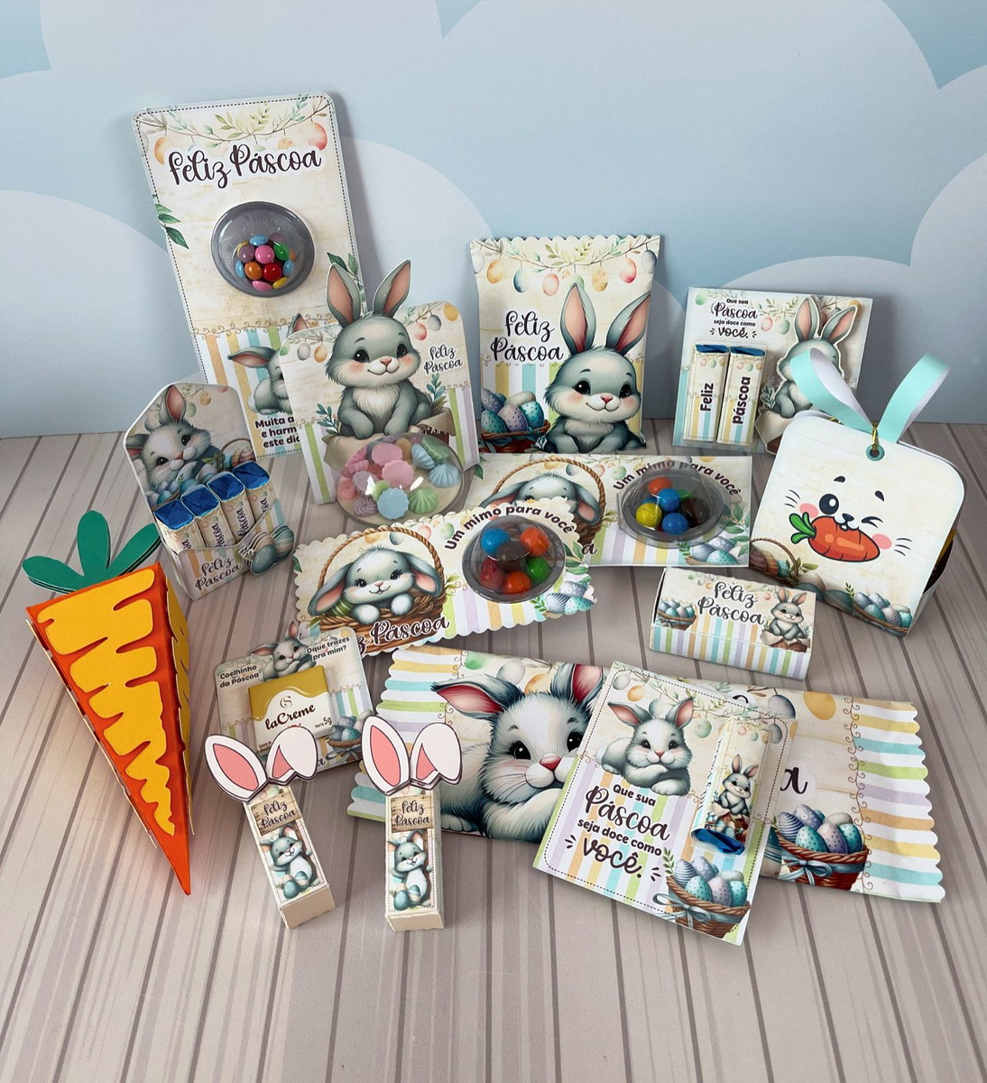 Mimos de Páscoa - Arquivo Digital 1 Arte digital Páscoa: coelhos fofos, ovos coloridos, embalagens personalizadas para doces.