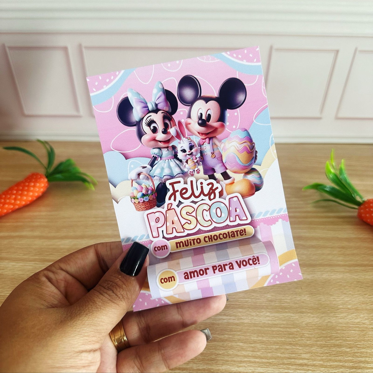 Mimos de Páscoa Minnie e Mickey - Arquivo Digital 2 Arte digital de cartão de Páscoa com casal de ratinhos e ovos coloridos.