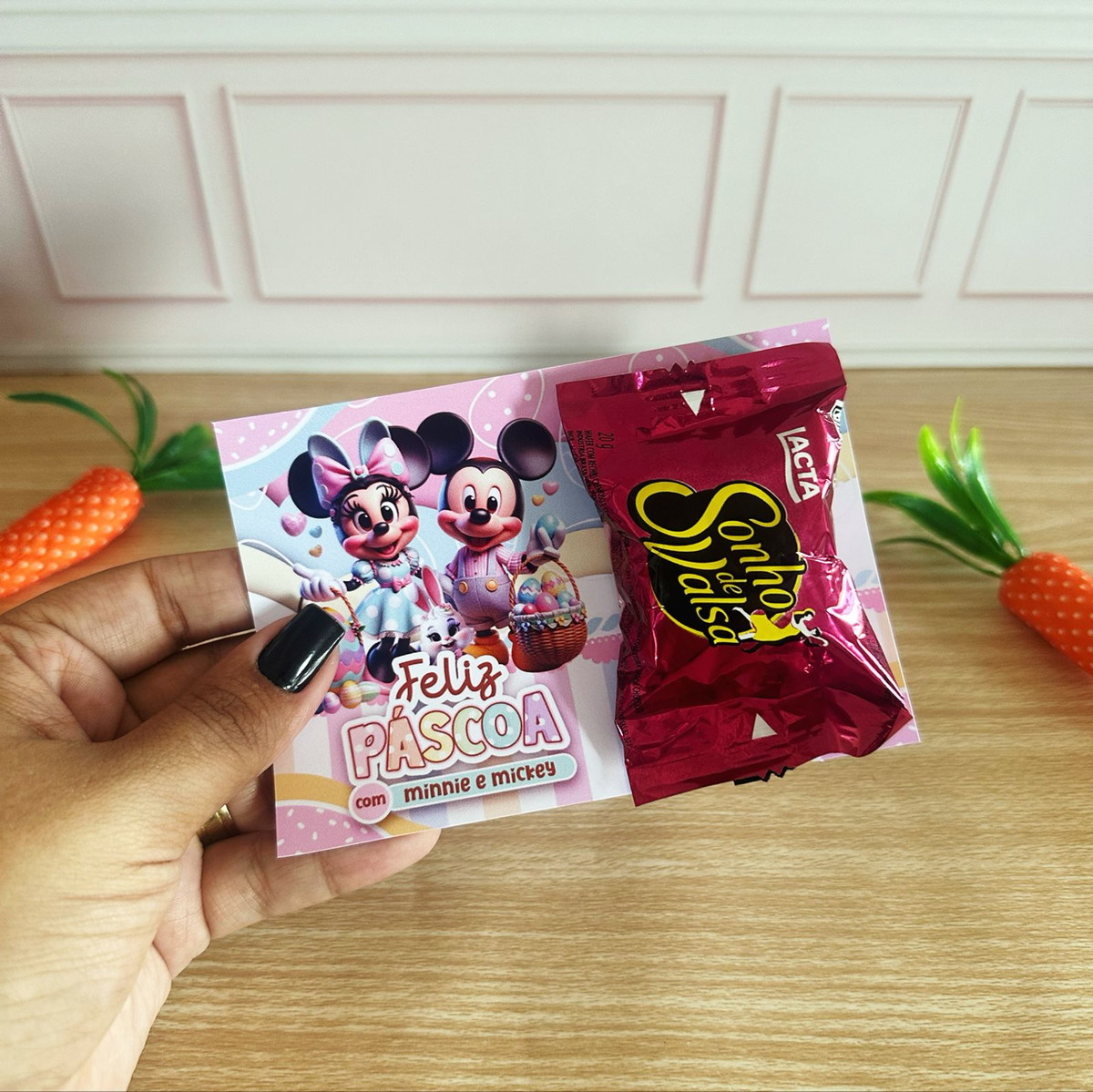 Mimos de Páscoa Minnie e Mickey - Arquivo Digital 3 Arte digital de Páscoa com personagens animados para lembrancinha de chocolate.