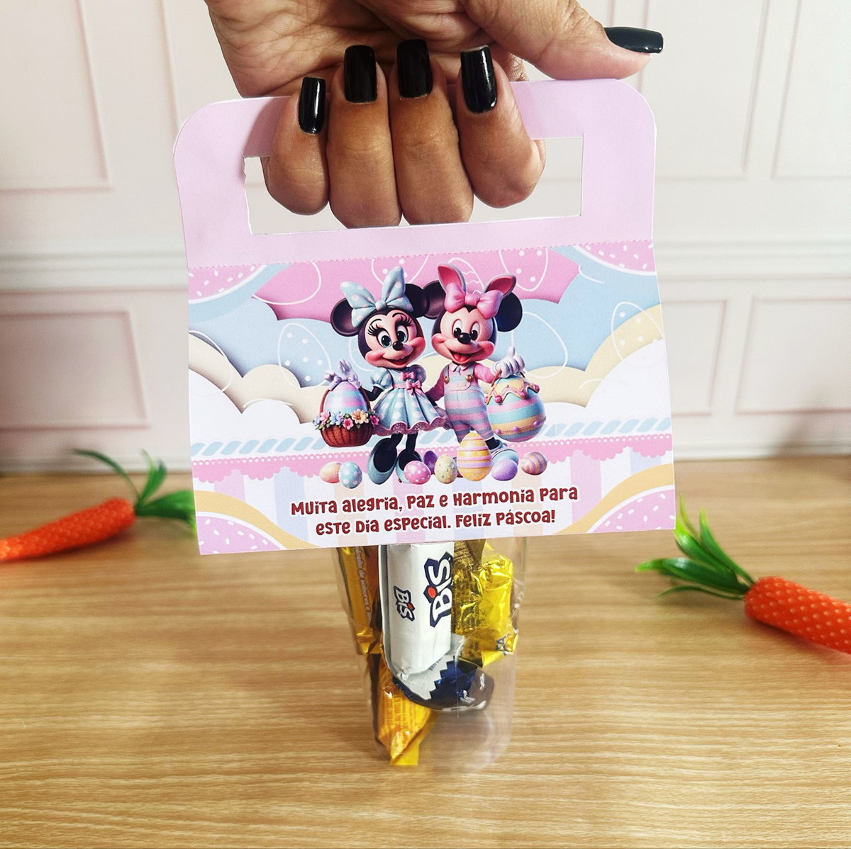 Mimos de Páscoa Minnie e Mickey - Arquivo Digital 4 Arte digital de Páscoa rosa com personagens femininas e ovos coloridos festivos.