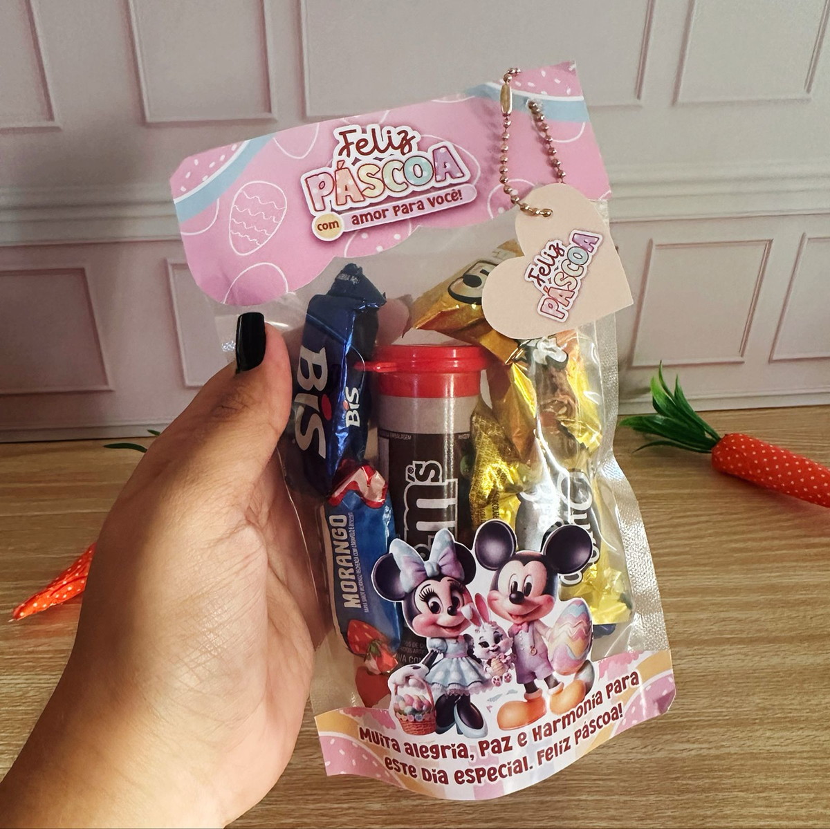 Mimos de Páscoa Minnie e Mickey - Arquivo Digital 5 Sacolinha de Páscoa personalizada com doces variados, Mickey e Minnie, ideal para lembrancinhas infantis.