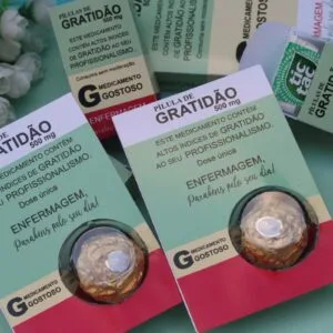 Cartões com mensagens de agradecimento e bombons embalados sobre superfície clara.