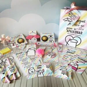 Mimos Flork 25 Kit de papelaria e mimos decorados com frases motivacionais e personagens ilustrados.