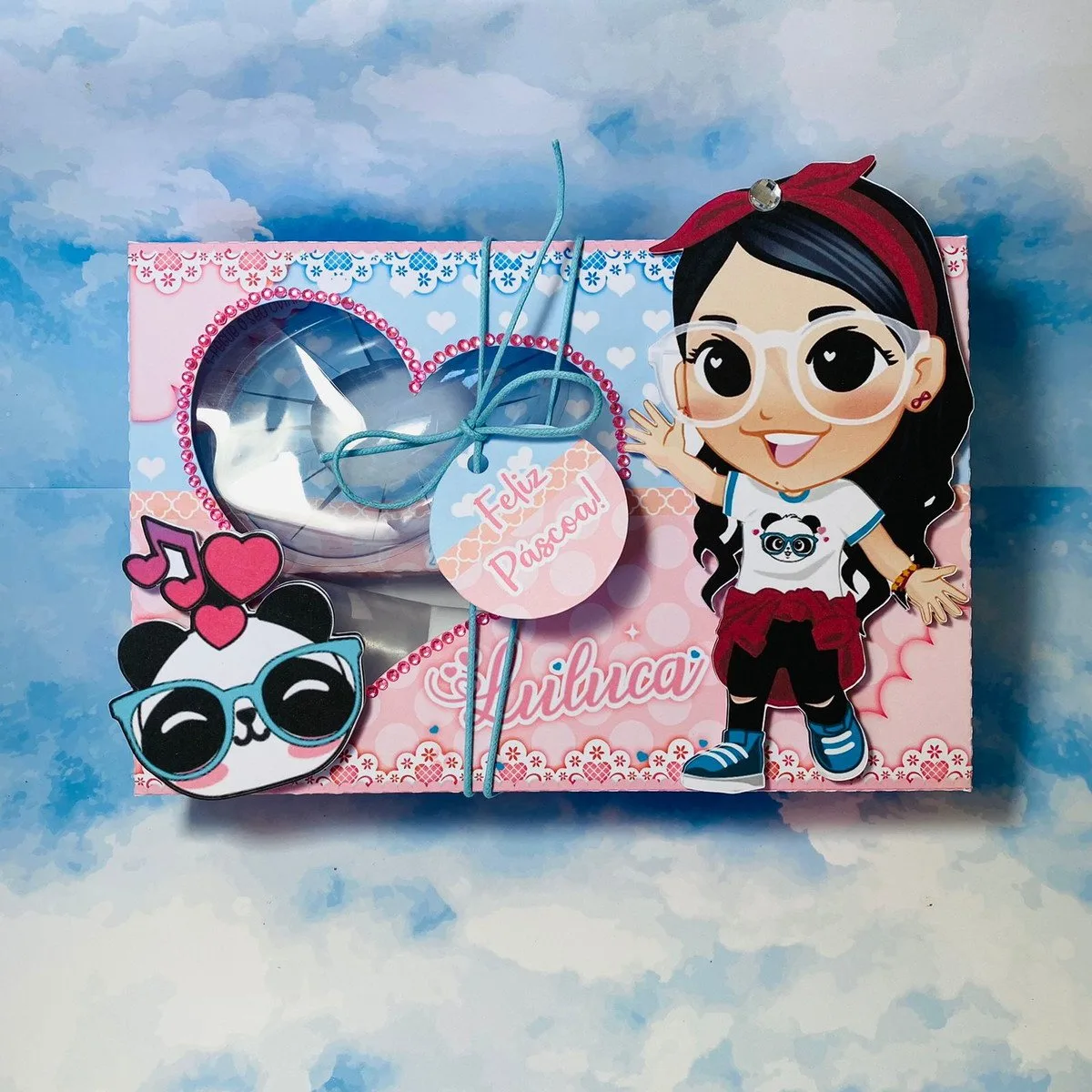 Mini Confeiteiro Luluca 1 Caixa rosa decorada com ilustração de menina, panda e tema de Páscoa.